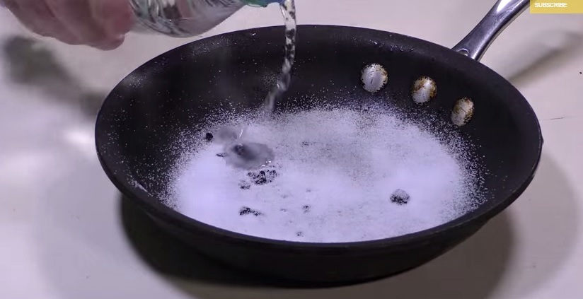 Очистка чугунной сковороды с помощью соды
