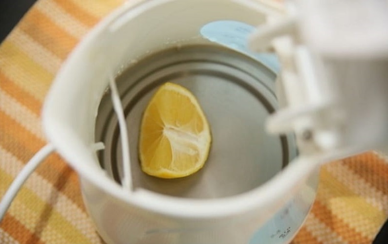 Лимон в чайнике