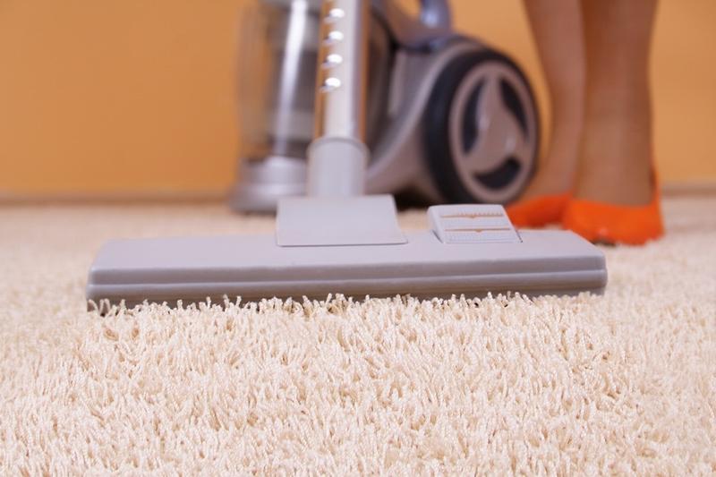 Уборка коврового покрытия пылесосом