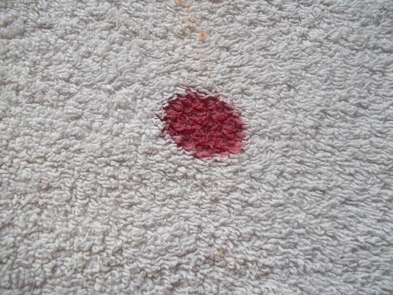 Пятно крови на диване